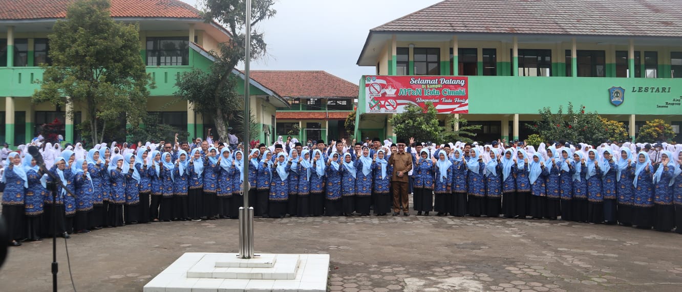 KETUA DPRD KOTA CIMAHI BERKENAN MENJADI PEMBINA UPACARA DI MTSN KOTA CIMAHI KETUA DPRD KOTA CIMAHI BERKENAN MENJADI PEMBINA UPACARA DI MTSN KOTA CIMAHI