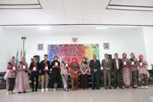 Siswa berprestasi usai penyerahan beragam hadiah bersama pimpnan isntansi terkait.
