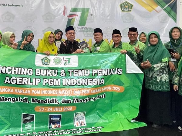 Guru MTsN Serahkan Buku Antologi Karya Guru Madrasah kepada Direktur GTK Madrasah