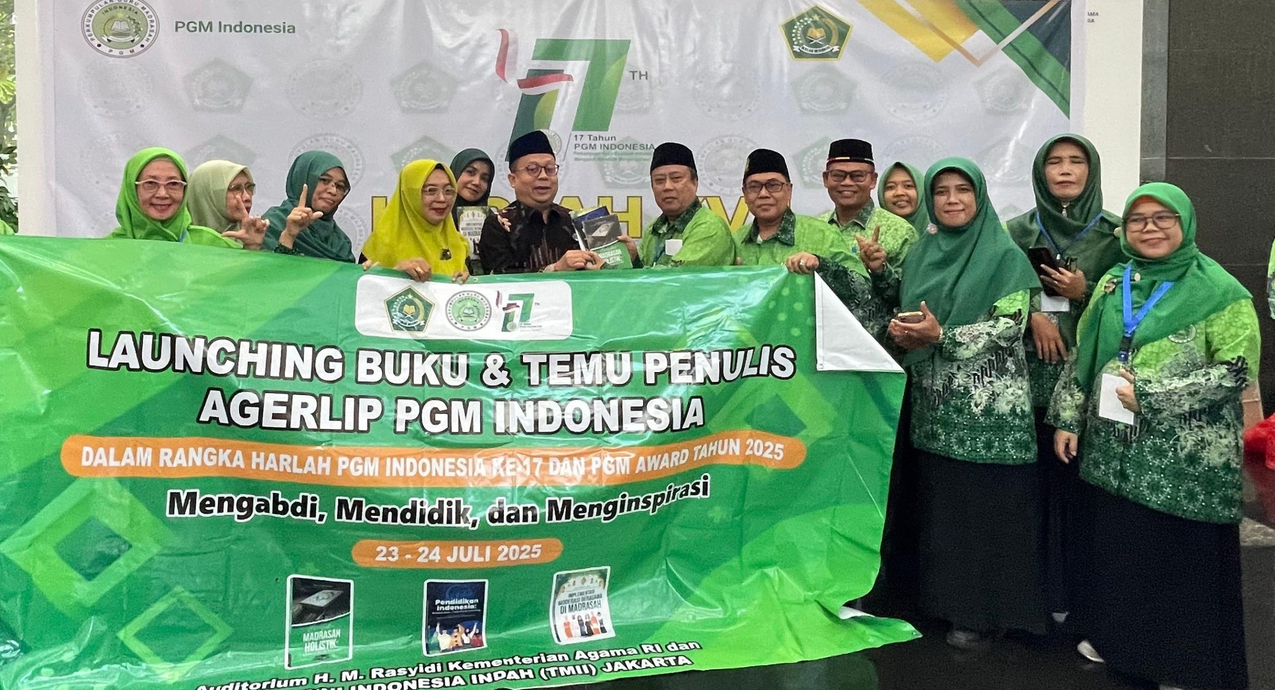 Guru MTsN Serahkan Buku Antologi Karya Guru Madrasah kepada Direktur GTK Madrasah Guru MTsN Serahkan Buku Antologi Karya Guru Madrasah kepada Direktur GTK Madrasah
