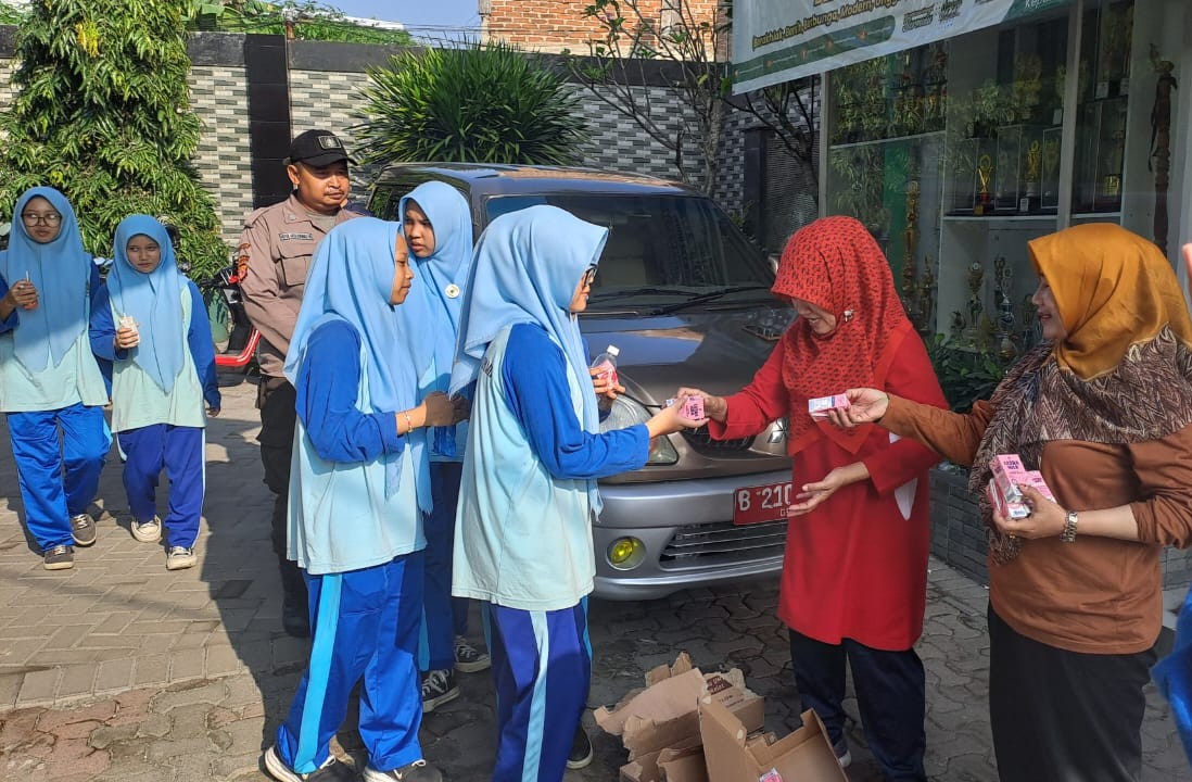 Jumat Berkah Dari Guru untuk Siswanya Jumat Berkah Dari Guru untuk Siswanya