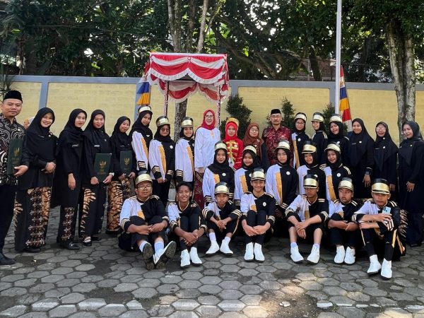 9 Guru dan Marching Band MTsN Kota Cimahi Tampil Jadi Petugas Upacara HUT RI