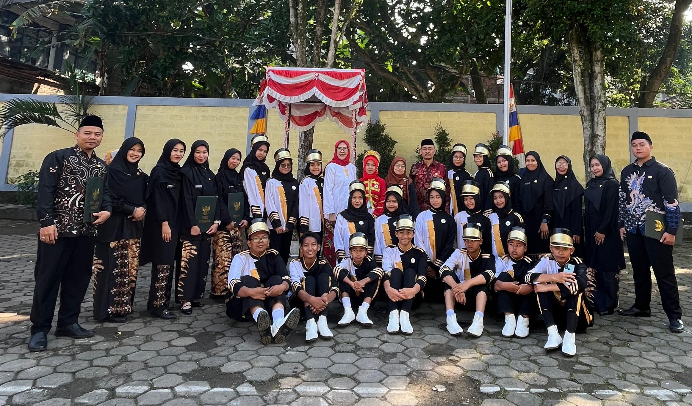 9 Guru dan Marching Band MTsN Kota Cimahi Tampil Jadi Petugas Upacara HUT RI