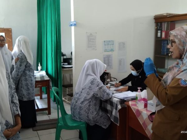 1.000 Lebih Siswa MTsN Kota Cimahi Antusias Ikuti Program Cek Kesehatan Gratis (CKG)