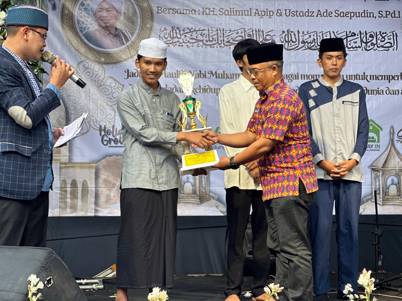 Grup Hadroh MTsN Kota Cimahi Dinobatkan Sebagai Juara 3 Lomba Hadroh Se-Bandung Raya Grup Hadroh MTsN Kota Cimahi Dinobatkan Sebagai Juara 3 Lomba Hadroh Se-Bandung Raya