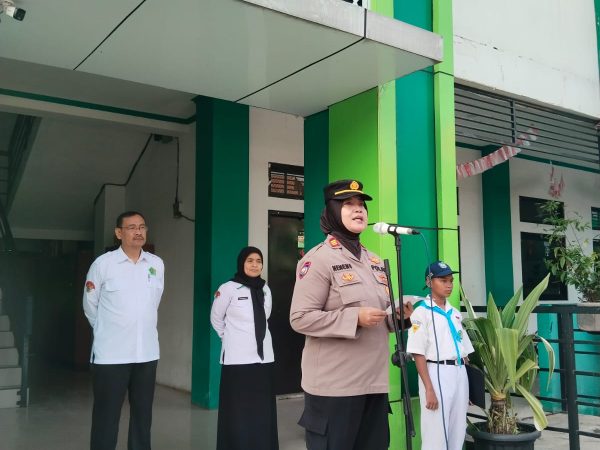 Kanit Binmas Polsek Cimahi Selatan  Ajak Siswa MTsN Kota Cimahi Wujudkan Madrasah Aman dan Bebas Kenakalan Remaja