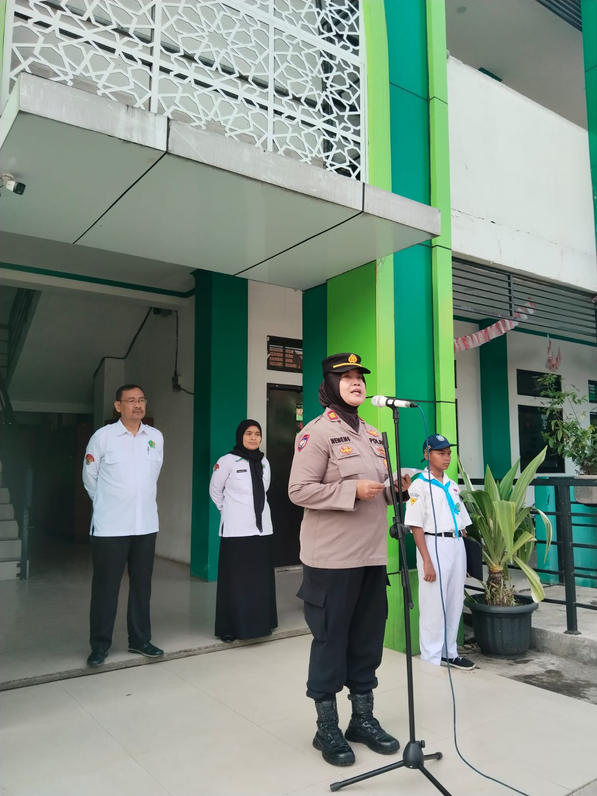 Kanit Binmas Polsek Cimahi Selatan Ajak Siswa MTsN Kota Cimahi Wujudkan Madrasah Aman dan Bebas Kenakalan Remaja Kanit Binmas Polsek Cimahi Selatan Ajak Siswa MTsN Kota Cimahi Wujudkan Madrasah Aman dan Bebas Kenakalan Remaja
