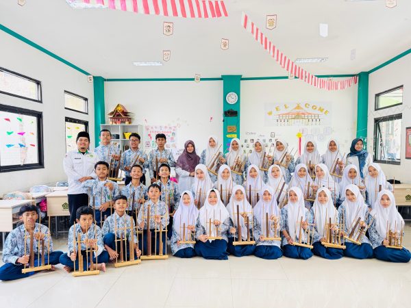 Revitalisasi Budaya Sunda Melalui Angklung dan Kawih “Manuk Dadali” di MTsN Kota Cimahi