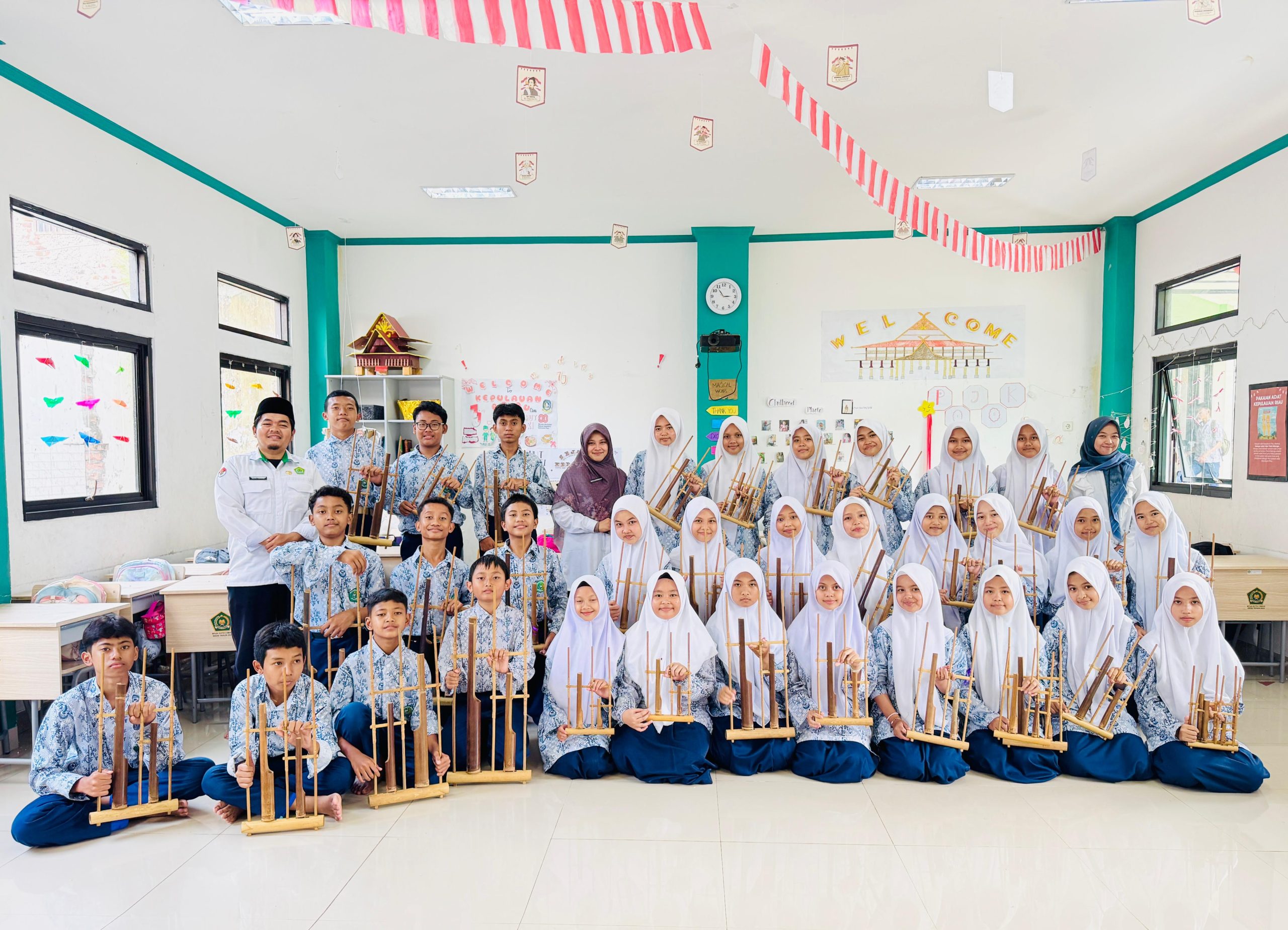 Revitalisasi Budaya Sunda Melalui Angklung dan Kawih “Manuk Dadali” di MTsN Kota Cimahi Revitalisasi Budaya Sunda Melalui Angklung dan Kawih “Manuk Dadali” di MTsN Kota Cimahi
