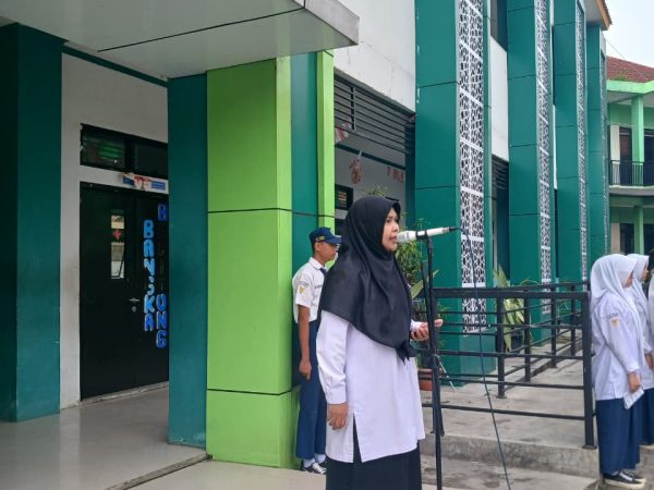 Upacara Bendera MTsN Kota Cimahi: Adab Sebelum Ilmu Jadi Pesan Utama Amanat Pembina Upacara