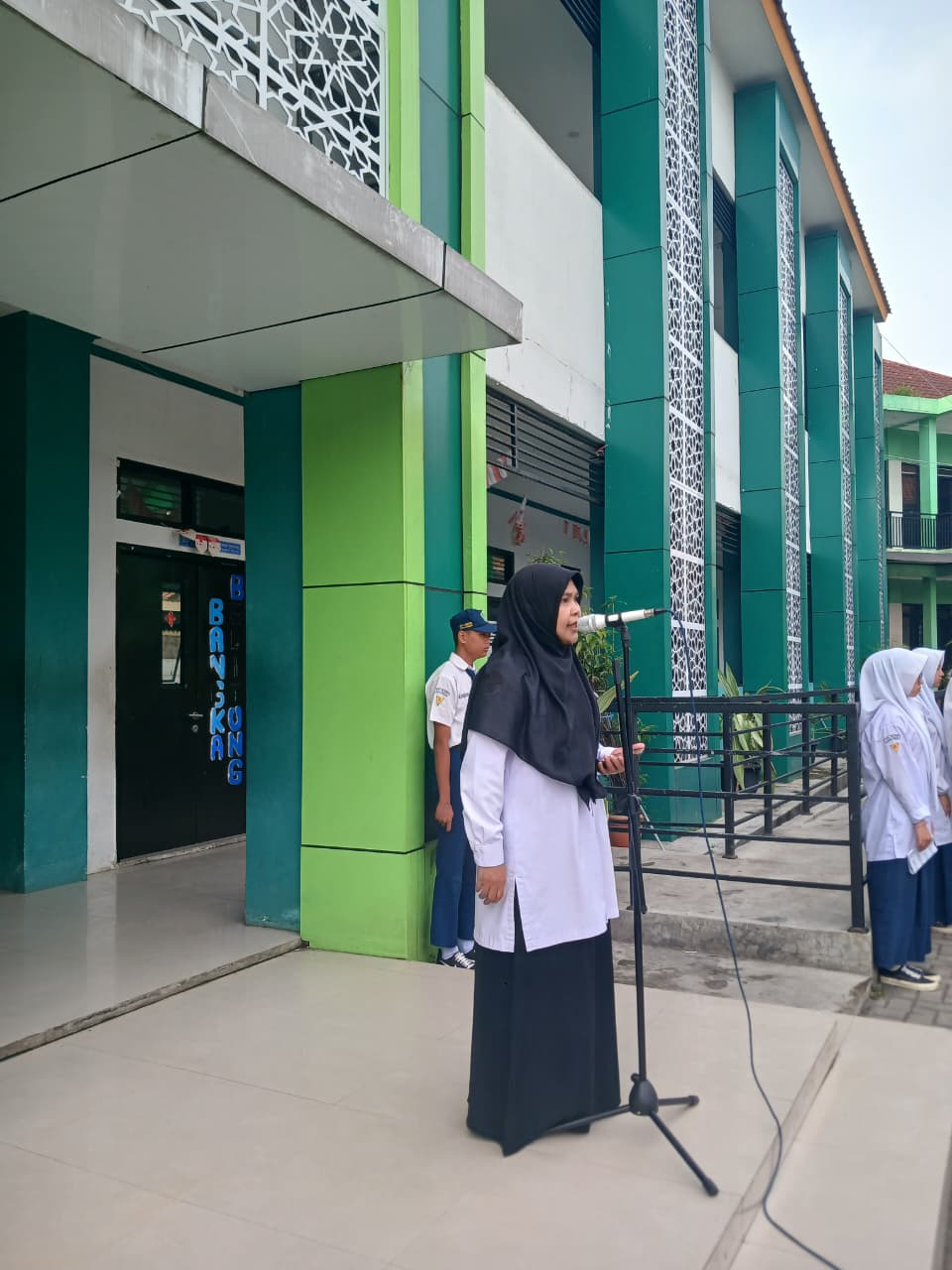 Upacara Bendera MTsN Kota Cimahi: Adab Sebelum Ilmu Jadi Pesan Utama Amanat Pembina Upacara Upacara Bendera MTsN Kota Cimahi: Adab Sebelum Ilmu Jadi Pesan Utama Amanat Pembina Upacara