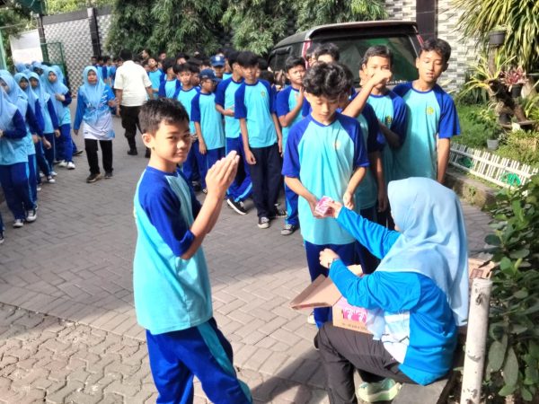 Jumat Berkah: Guru MTsN Kota Cimahi Kembali Bagikan Susu untuk Siswa Kelas 7