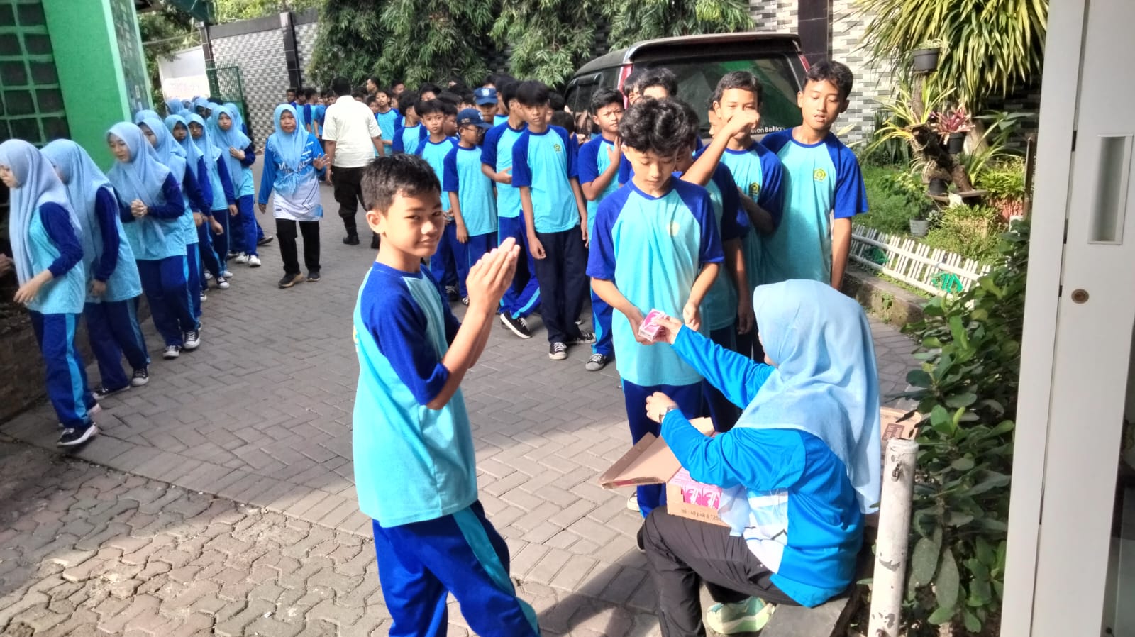 Jumat Berkah: Guru MTsN Kota Cimahi Kembali Bagikan Susu untuk Siswa Kelas 7 Jumat Berkah: Guru MTsN Kota Cimahi Kembali Bagikan Susu untuk Siswa Kelas 7