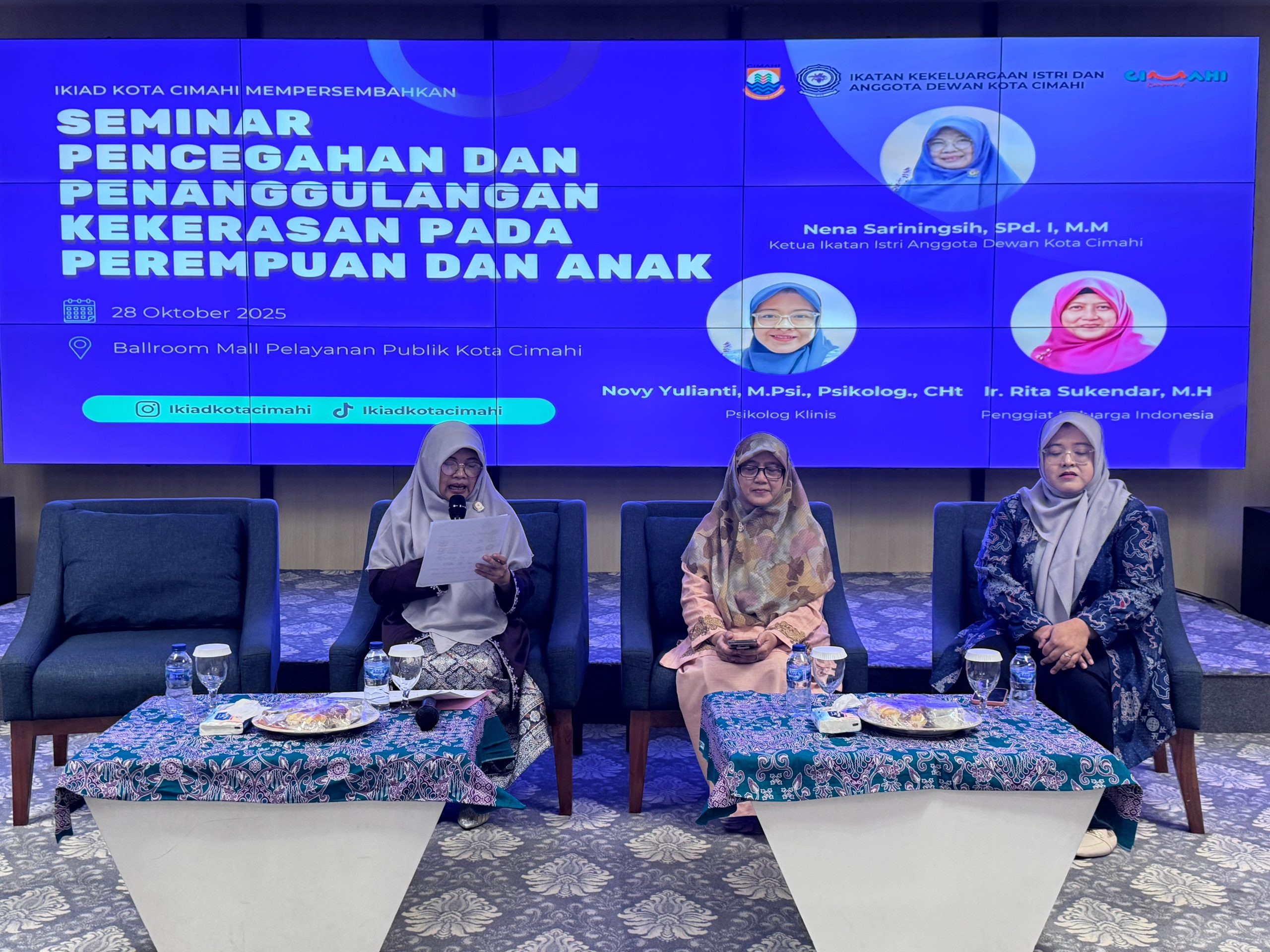 Tenaga Kependidikan MTsN Kota Cimahi Menjadi Moderator Seminar Pencegahan Kekerasan pada Perempuan dan Anak di Mall Pelayanan Publik Kota Cimahi Tenaga Kependidikan MTsN Kota Cimahi Menjadi Moderator Seminar Pencegahan Kekerasan pada Perempuan dan Anak di Mall Pelayanan Publik Kota Cimahi