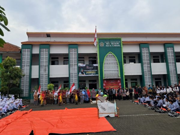 Satu Aksara, Satu Jiwa, Satu Indonesia” — Drama Musikal Penuh Semangat Literasi di MTsN Kota Cimahi