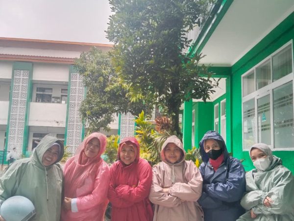 Hujan Deras, Enam Ibu Guru MTsN Kota Cimahi Kembali Pulang ke Rumah dengan Senyum