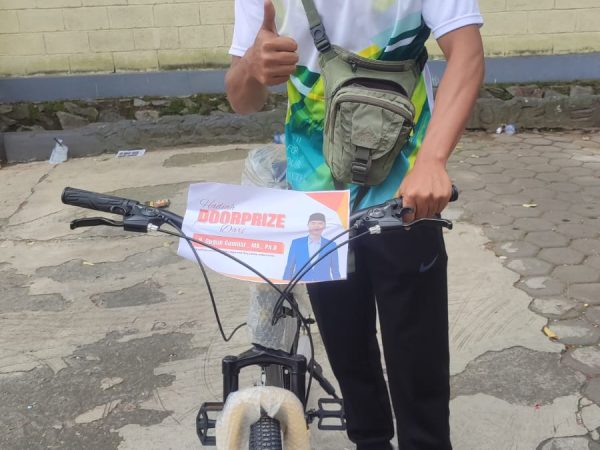 Rezeki Tak Terduga, Asep Rahmat Komarudin Raih Doorprize Sepeda di Gerak Jalan Harmoni HAB Kemenag ke-80