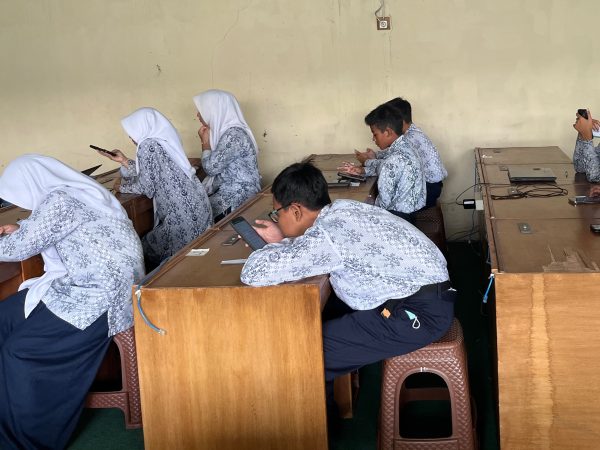 Belajar Informatika Makin Seru, Siswa Kelas 9K MTsN Kota Cimahi Manfaatkan HP untuk Ulangan Interaktif dan Proyek Vlog