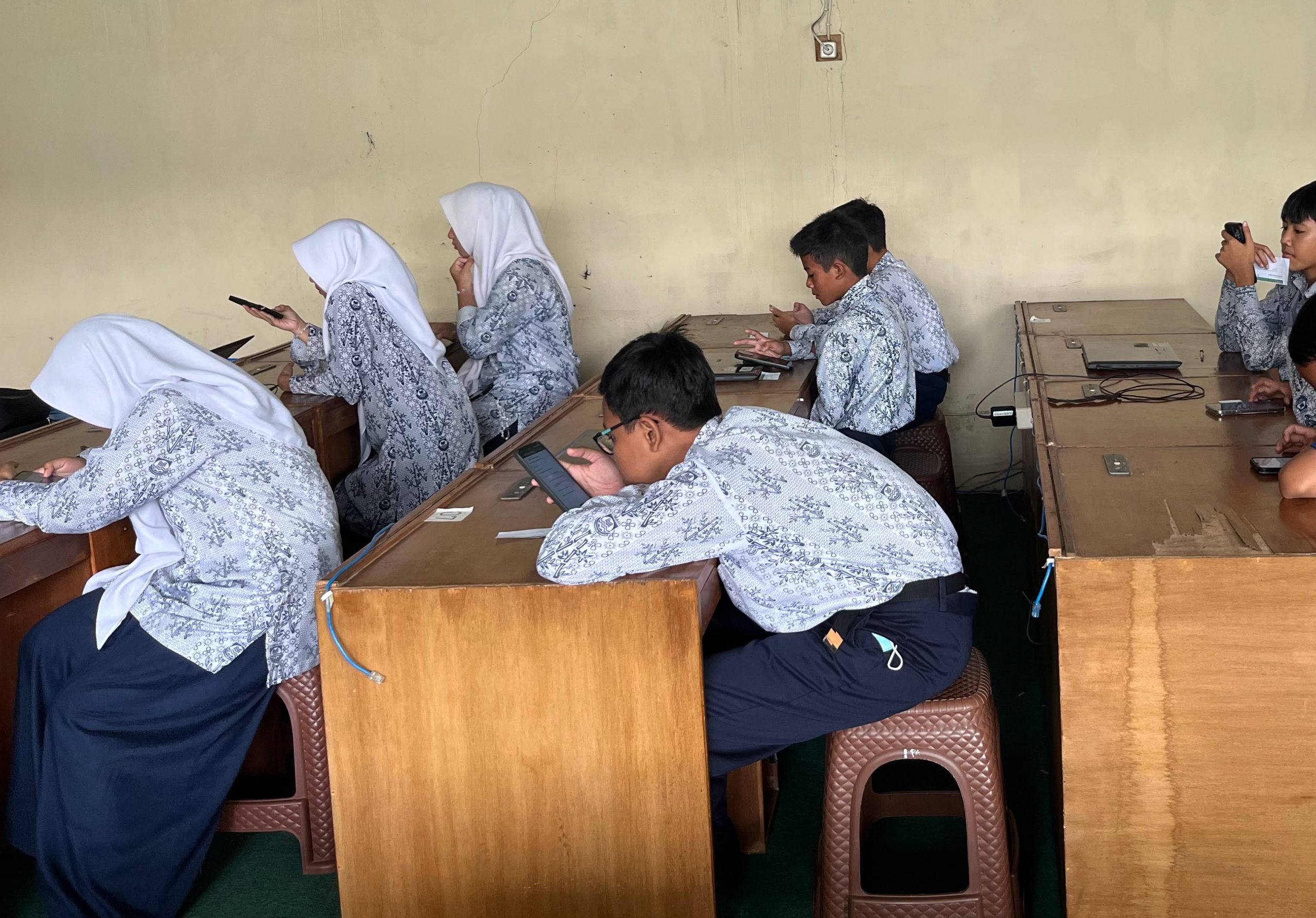 Belajar Informatika Makin Seru, Siswa Kelas 9K MTsN Kota Cimahi Manfaatkan HP untuk Ulangan Interaktif dan Proyek Vlog